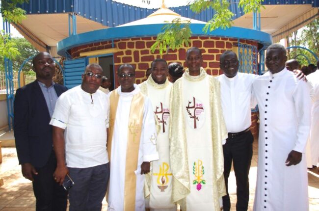 With-Viatorians-from-Ivory-Coast_edit