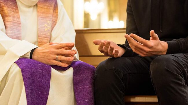 Sacerdote-catolico-aconsejando-a-un-joven